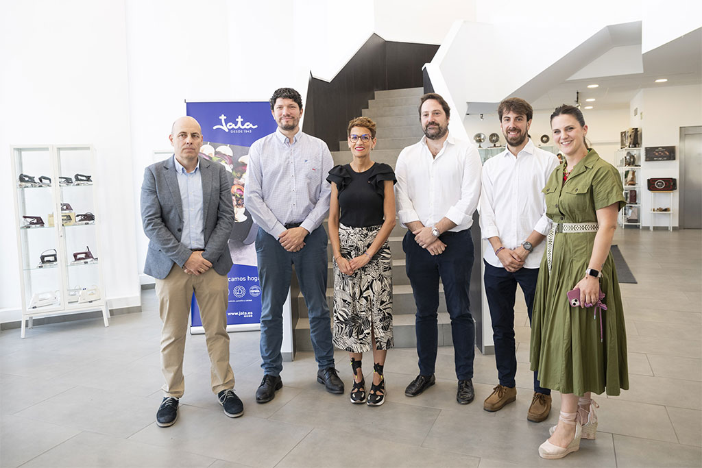 De izda. a dcha., el director general de Rockwool, Santiago Osés; el CEO de Jata, Guillermo García; la Presidenta Chivite, los directores generales mancomunados de Enhol, Gonzalo y Diego Oliver; y la directora de Marketing de Jata, Cristina Esandi