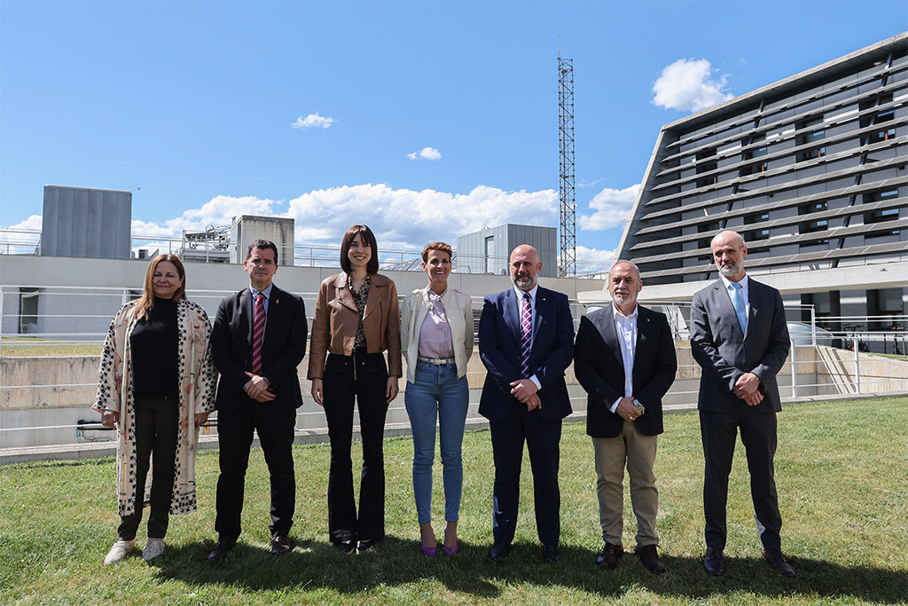 I-D: La directora general de FECYT, Imma Aguilar; el consejero de Desarrollo Económico y Empresarial, Mikel Irujo; la ministra de Ciencia e Innovación, Diana Morant; la Presidenta de Navarra; María Chivite; el delegado del Gobierno en Navarra, José Luis Arasti; el consejero de Universidad, Innovación y Transformación Digital, Juan Cruz Cigudosa, y el director general de CENER, Pablo Ayesa.