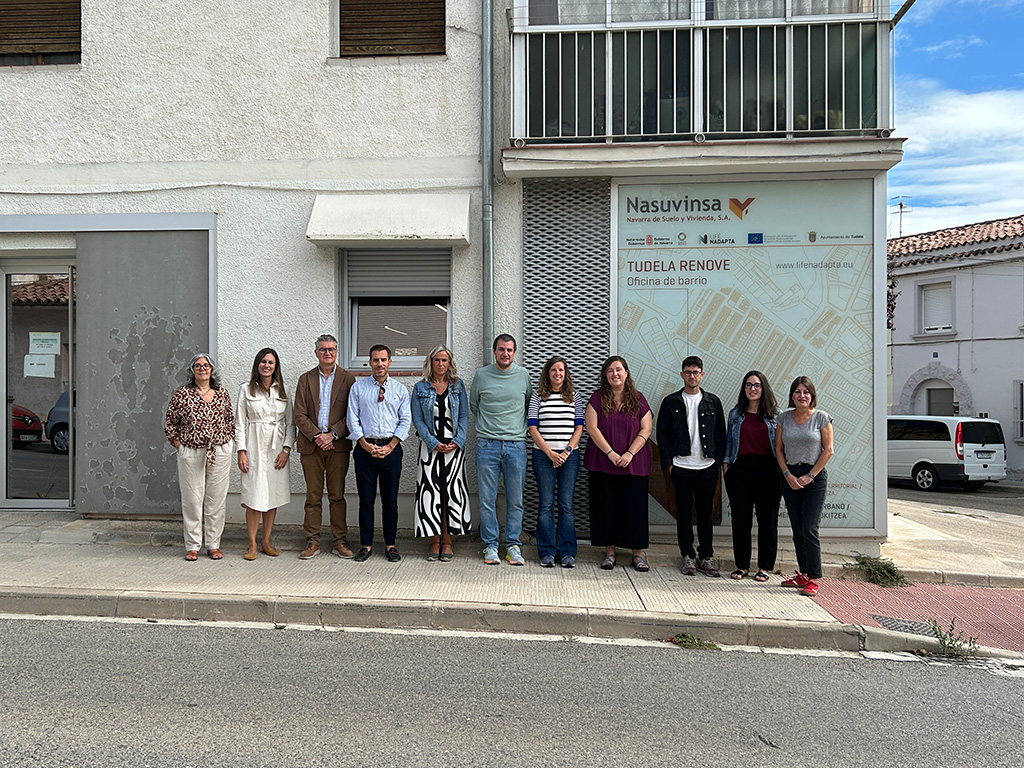 La directora general Basterra y resto de participantes, ante la oficina de Nasuvinsa en Tudela, que alberga la Ventanilla Única de Energía. 