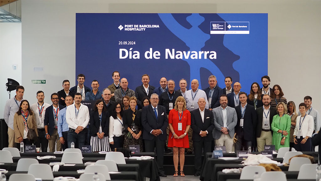 La vicepresidenta Ana Ollo en la foto de grupo con la delegación navarra que ha participado en la jornada dedicada a la Comunidad Foral organizada por el Puerto de Barcelona con motivo de la 37 Copa América de Vela