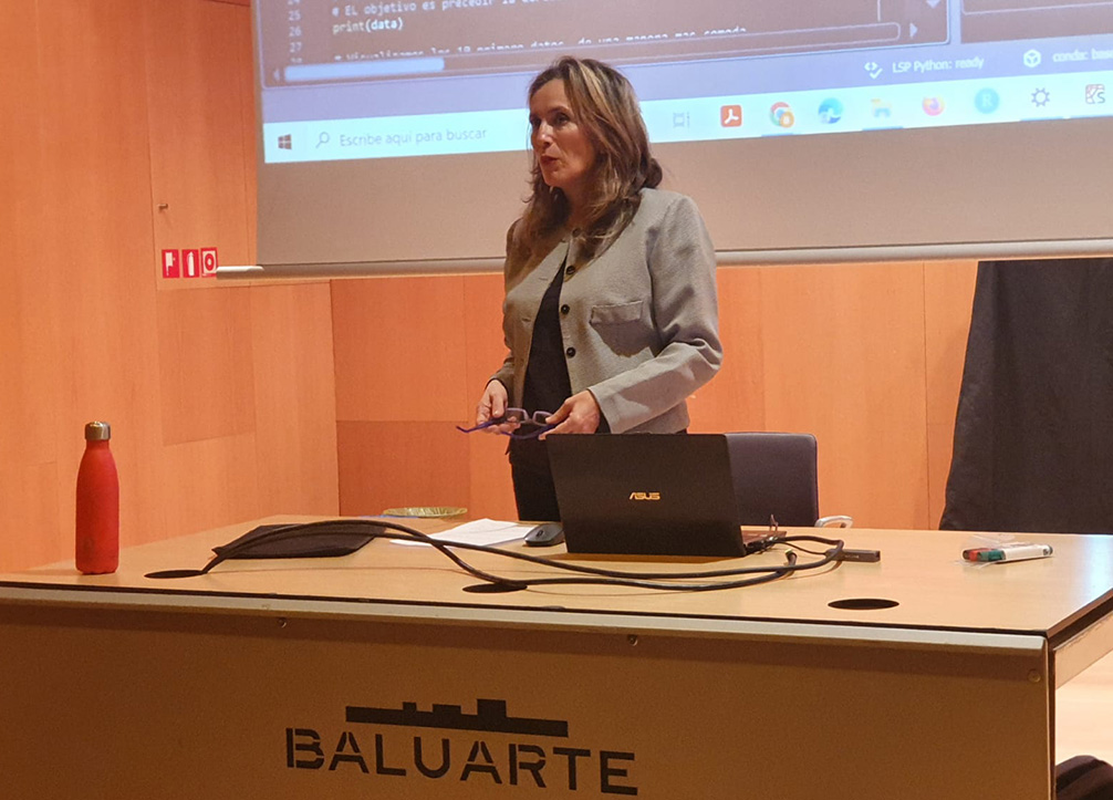 La directora general de Política de Empresa, Proyección Internacional y Trabajo, Izaskun Goñi durante su intervención en la sesión formativa de la 3ª edición del Laboratorio de Ciencia de Datos