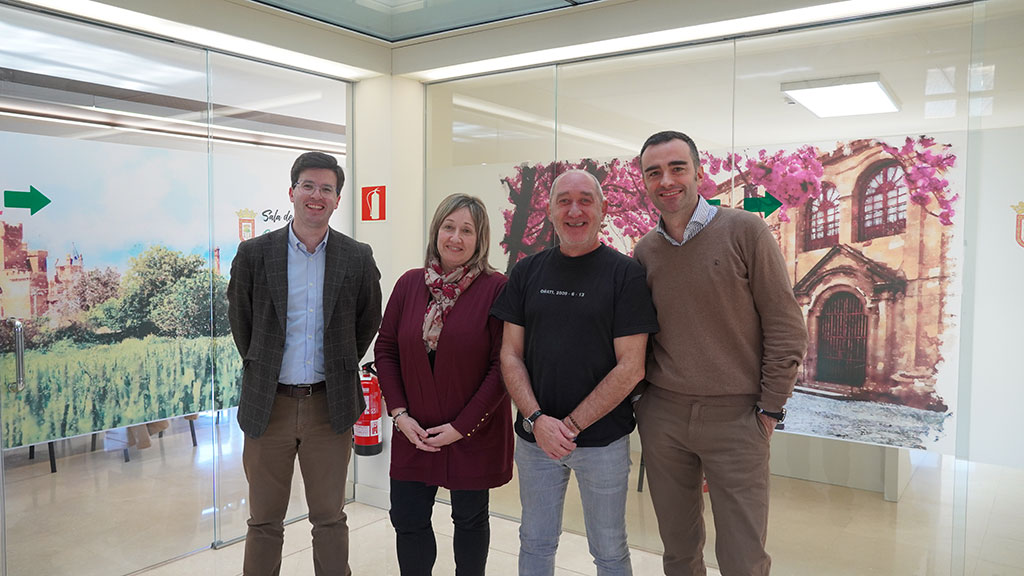De izquierda a derecha: Alejandro Alonso, director del Servicio de Ordenación y Fomento del Comercio; Josu Etxarri, alcalde de Olite; María Asunción Gorri, concejala de Industria y Servicios; y el director general de Comercio y Consumo, Pablo Ezcurra, tras la reunión de ayer en el Ayuntamiento de Olite