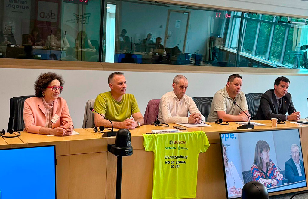 El consejero Irujo y la consejera Maeztu junto a integrantes del comité de BSH. 