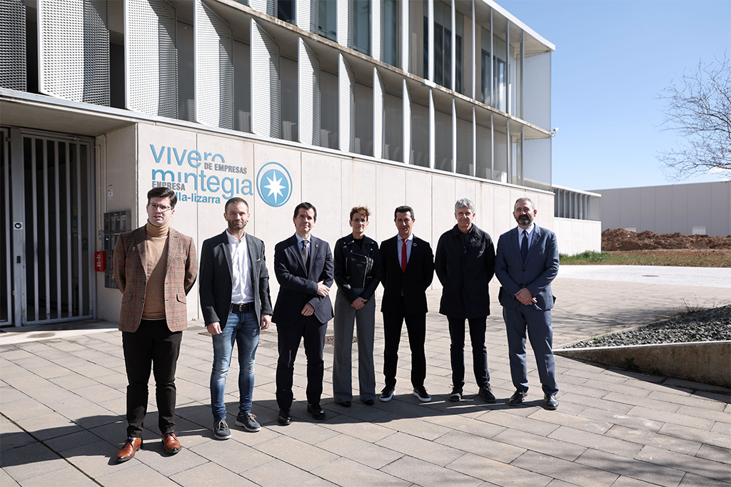 De izda. a dcha: Pablo Ezkurra, concejal de desarrollo económico y empresarial del Ayuntamiento de Estella, el alcalde Mikel Leoz, el consejero Irujo, la Presidenta Chivite, Rubén Folgado, Carlos Ros y Emilio López.