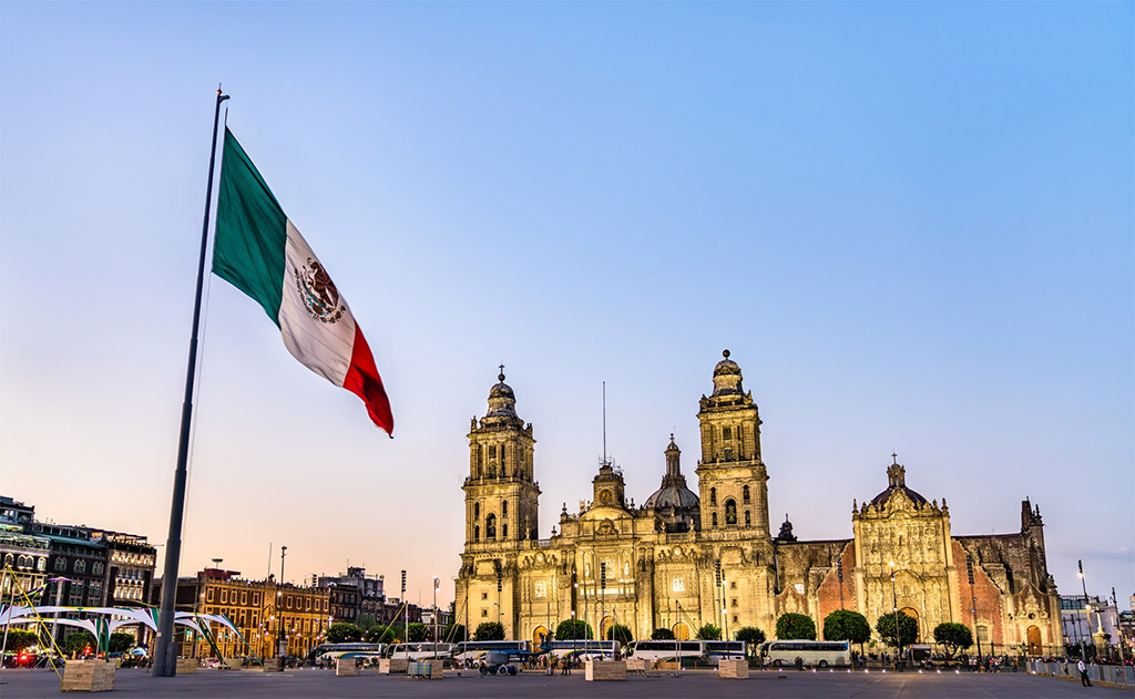 Foto asta de bandera y la catedral metropolitana de la asunción de la virgen maría en la ciudad de méxico