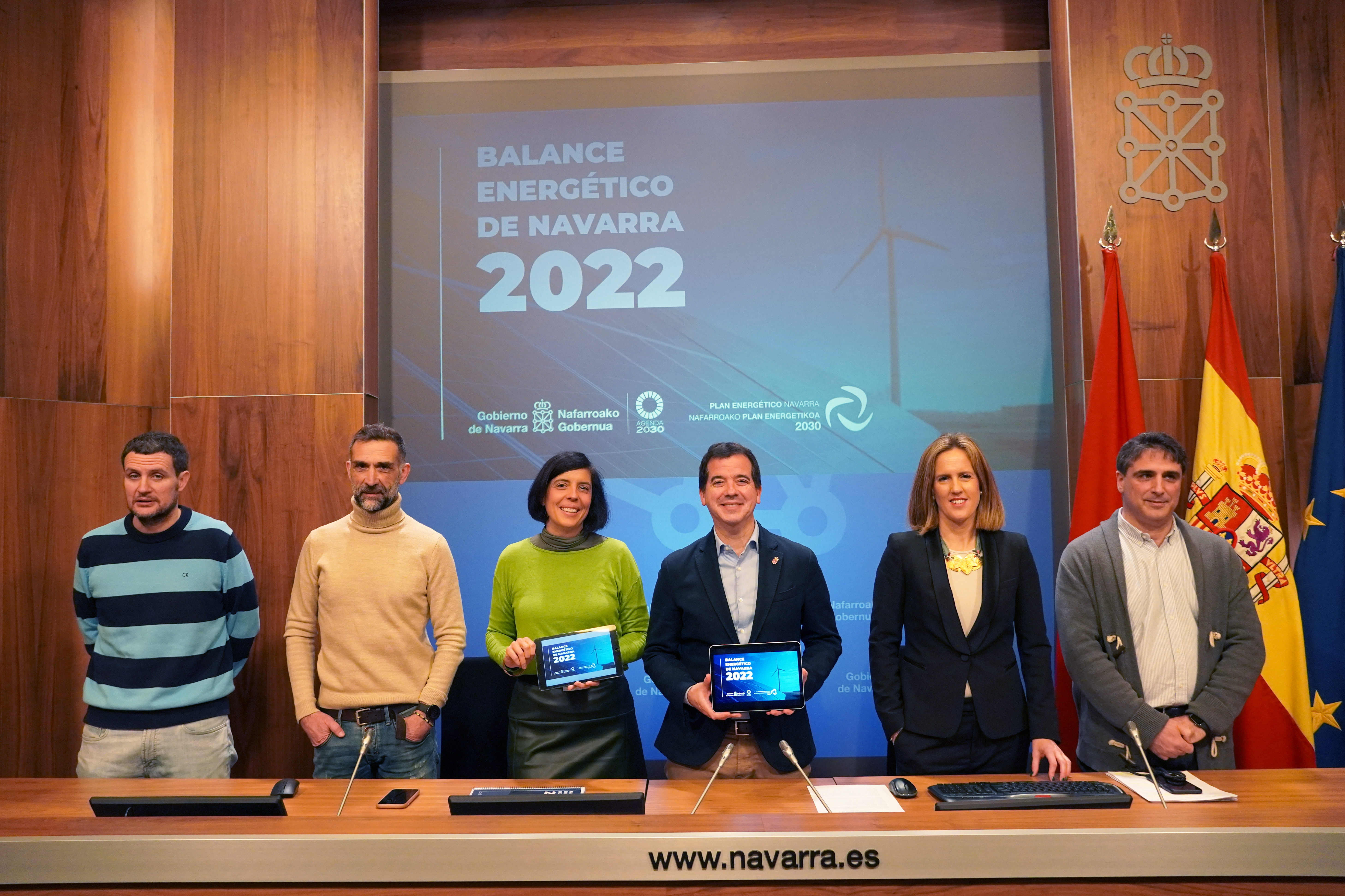 De izda a dcha: Oscar Fernández, jefe de la sección de Plan energético y Proyectos europeos; Javier Larrea, jefe de la Sección de Descarbonización; Uxue Itoiz, directora general de Energía, I+D+i empresarial y Emprendimiento; Mikel Irujo, consejero de Industria, y de Transición ecológica y Digital empresarial; Esperanza Aristu, directora del servicio de Transición energética; y Oscar Garayoa, técnico de CEIN.