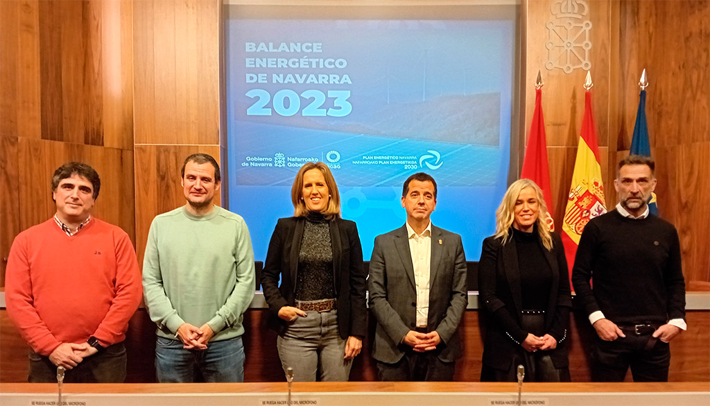 De izda a dcha: Oscar Garayoa, técnico de CEIN; Oscar Fernández, jefe de la Sección de Plan energético y Proyectos europeos; Esperanza Aristu, directora del Servicio de Transición energética; el consejero Irujo; Garbiñe Basterra, directora general de Energía, I+D+i empresarial y Emprendimiento; y Javier Larrea, jefe de la Sección de Descarbonización.