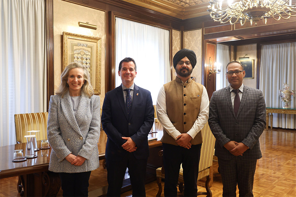 La directora general Izaskun Goñi; el consejero Mikel Irujo; Preet Pal Singh, secretario adjunto del Ministerio de Industria de Procesado de Alimentos del Gobierno indio; y Vikram Kesharee Pardhan, subsecretario del mismo ministerio