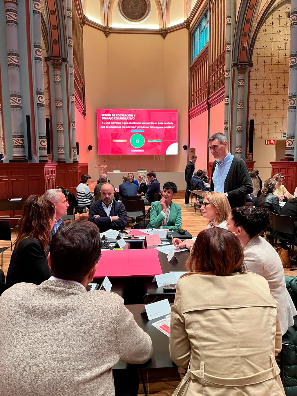 Sesiones de trabajo en grupo de la mesa de trabajo de Inclusión y Capacitación Digital celebrada esta mañana en Pamplona