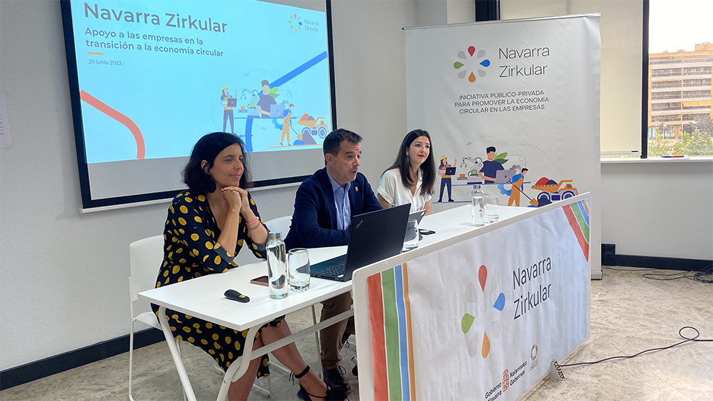 De izquierda a derecha, la directora general de Industria, Energía y Proyectos estratégicos S4, Uxue Itoiz; el consejero de Desarrollo Económico y Empresarial, Mikel Irujo; y la técnica de Circularse, Rebeca Arnedo