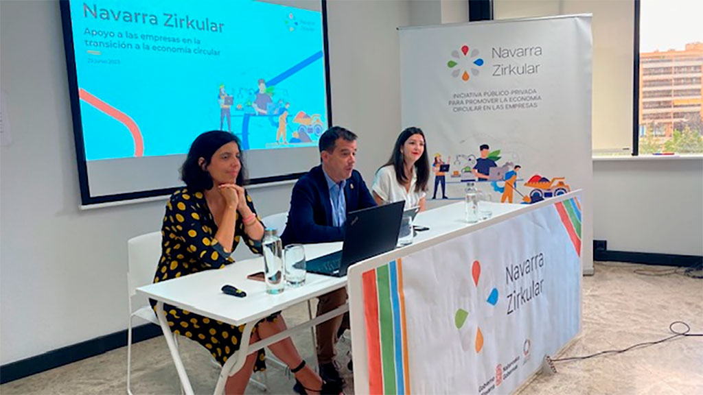 La directora general de Transición energética, Proyectos estratégicos y S4, Uxue Itoiz; el consejero de Industria y de Transición energética y digital empresarial, Mikel Irujo; y la consultora de la empresa licitadora de Navarra Zirkular, Rebeca Arnedo, durante la presentación de los diagnósticos de Navarra Zirkular