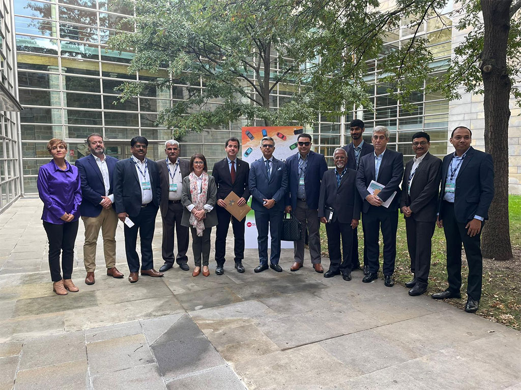 El consejero Irujo, con miembros de las delegaciones navarra e india.