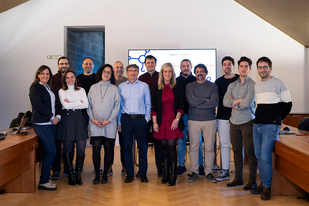 La directora general Garbiñe Basterra, junto a representantes de las empresas participantes.