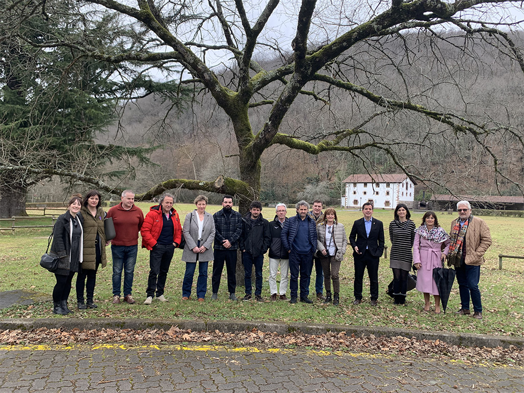 El encuentro del consejero, Mikel Irujo, con representantes de empresas turísticas de Baztan Bidasoa como Arantza Hotela, Irrisarri Land, Balneario Elgorriaga, BKZ, Cuevas de Urdax, OIT Bertiz, Santxotena, y la asociación Cederna Garalur