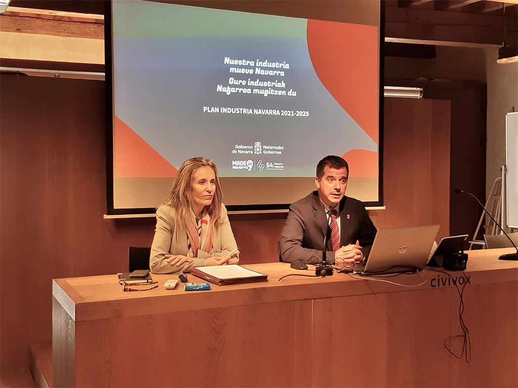 El consejero de Desarrollo Económico y Empresarial, Mikel Irujo, y la directora general de Política de Empresa, Proyección Internacional y Trabajo, Izaskun Goñi, durante la presentación del Plan de Industria Navarra 2021-2025 en Civivox Condestable.