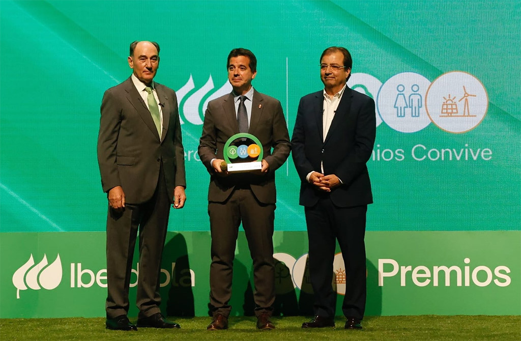 Mikel Irujo, consejero de Desarrollo Económico y Empresarial, junto a Ignacio Galán, presidente de Iberdrola, Guillermo Fernández Vera, presidente de la Junta de Extremadura y el resto de premiados.