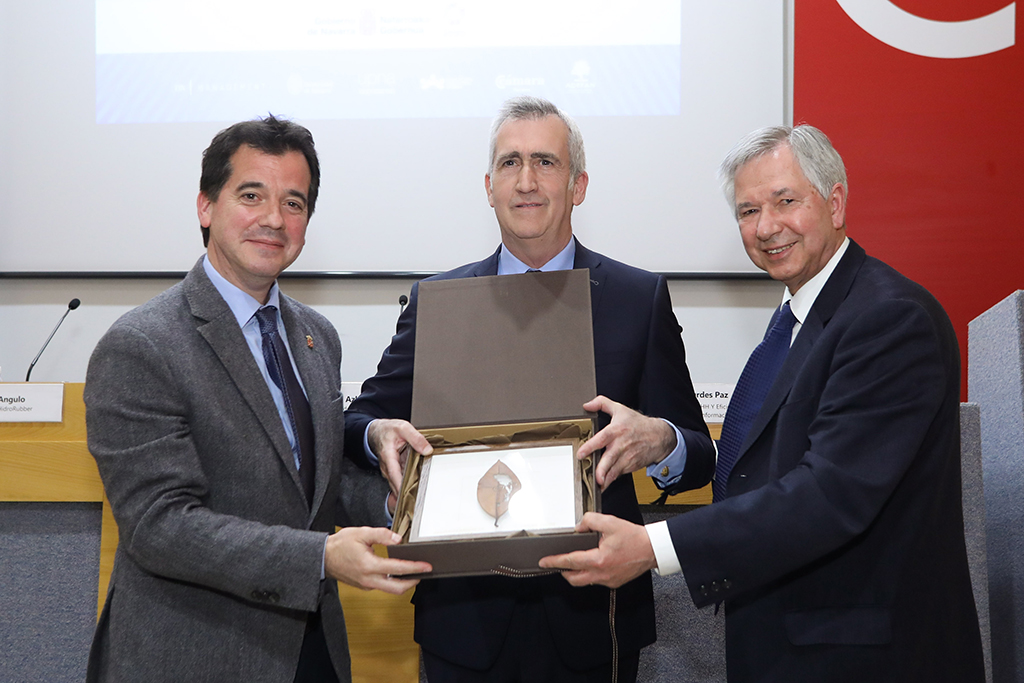 Javier Orbaiceta recibe el premio de manos del consejero Irujo y del presidente de la Fundación Arizmendiarrieta, Juan Manuel Sinde.