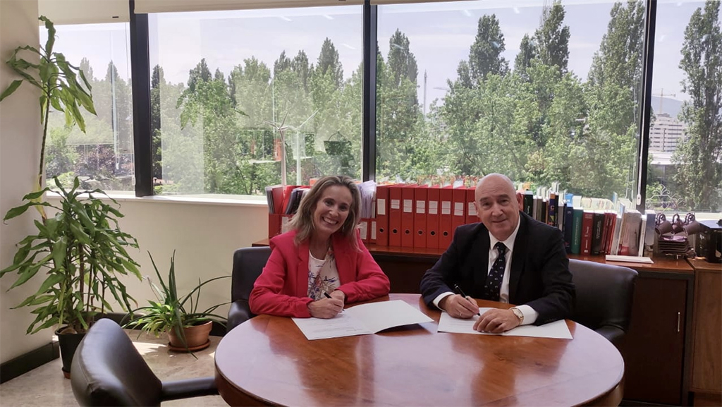 De izquierda a derecha, la directora general Izaskun Goñi y el director gerente de la Fundación Navarra para la Excelencia, Marino Barasoain, en el momento de la firma.