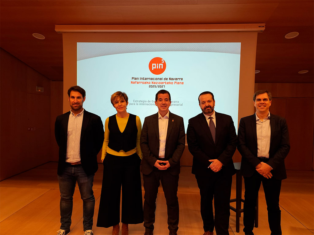 De izda a dcha: Javier Fernández, CEO de Kunak; Miren Ausin, directora del Servicio de Proyección Internacional; el consejero Irujo;  el director general de Fomento Empresarial, Iñigo Arruti; y el jefe de la Unidad de Negocio de Teraherzios en das-Nano; Israel Arnedo.