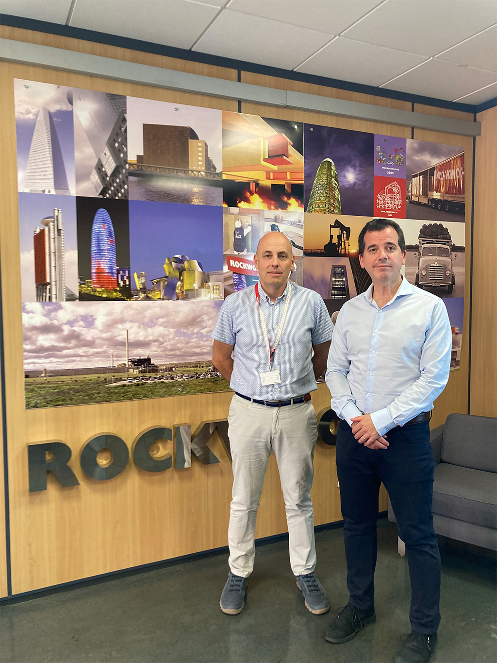 Santiago Osés, director de la planta, y Mikel Irujo, Consejero de Desarrollo Económico y Empresarial