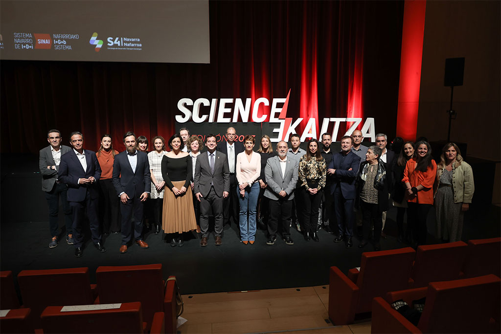 Foto de familia de la Presidenta Chivite, el consejero Irujo y el consejero Cigudosa con el resto de protagonistas de la entrega de los ScienceEkaitza 2023.