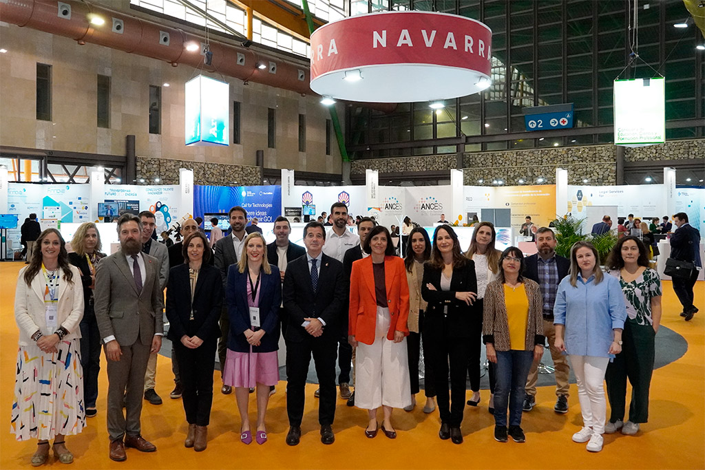 En el centro, la consejera Fanlo y el consejero Irujo, con el resto de la delegación de Navarra. 