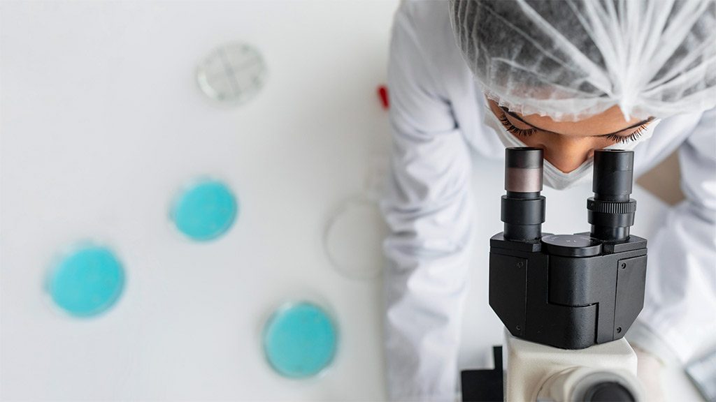 Investigadora de cerca mirando a través de la lente ocular