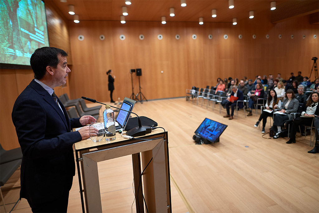  El consejero Irujo se dirige al público durante la jornada profesional de Turismo
