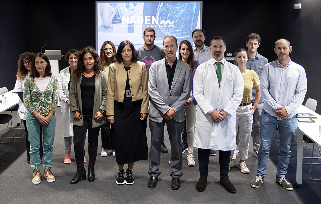 La directora general de Energía, I+D+i empresarial y Emprendimiento, Uxue Itoiz, junto con los técnicos de Gobierno de Navarra, Navarrabiomed, el Hospital Universitario de Navarra, el Instituto de Salud Pública y Laboral de Navarra y la empresa NNBi, durante la visita final de proyecto. 