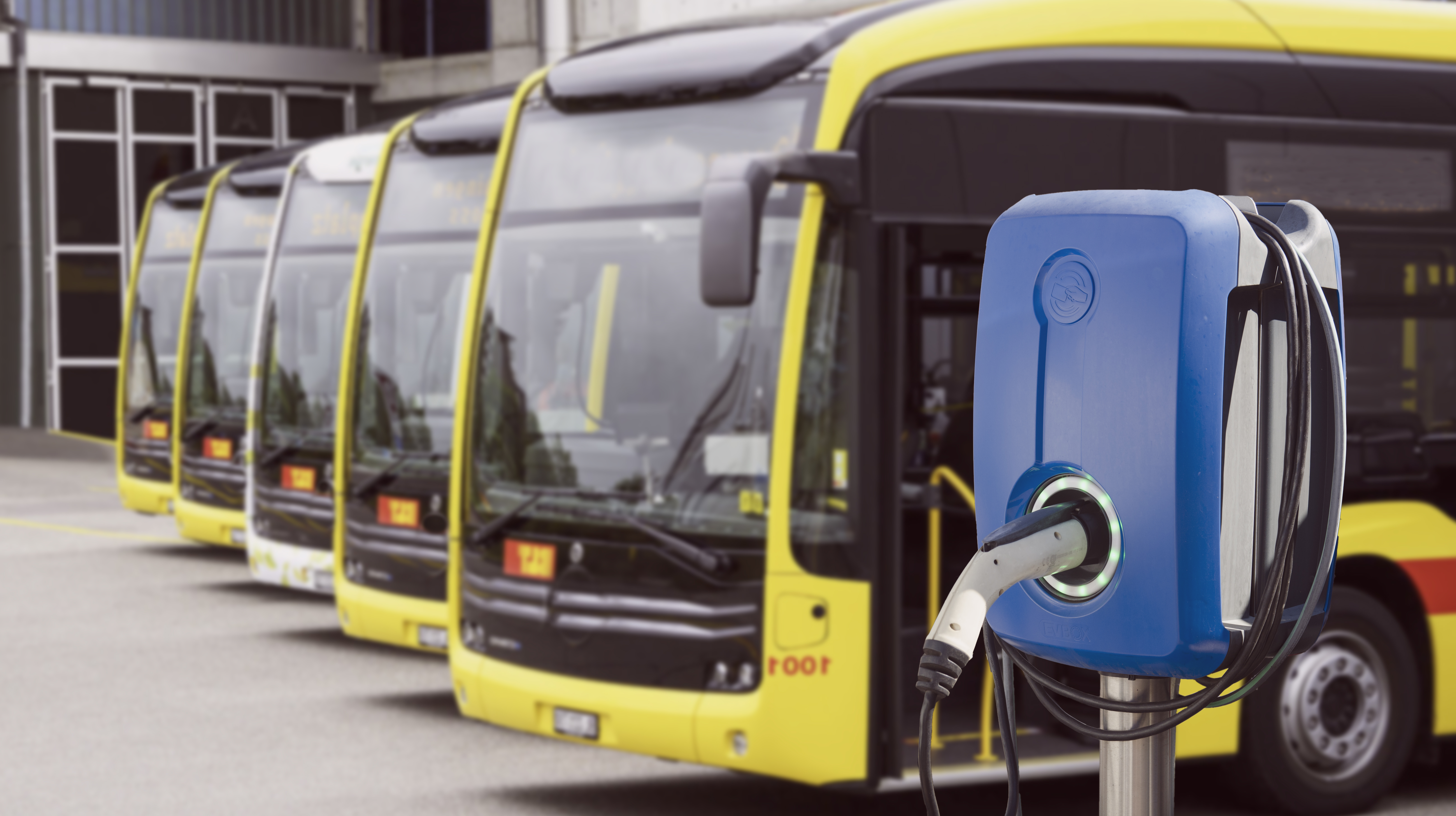 Flota de autobuses de pasajeros en un punto de recarga eléctrico