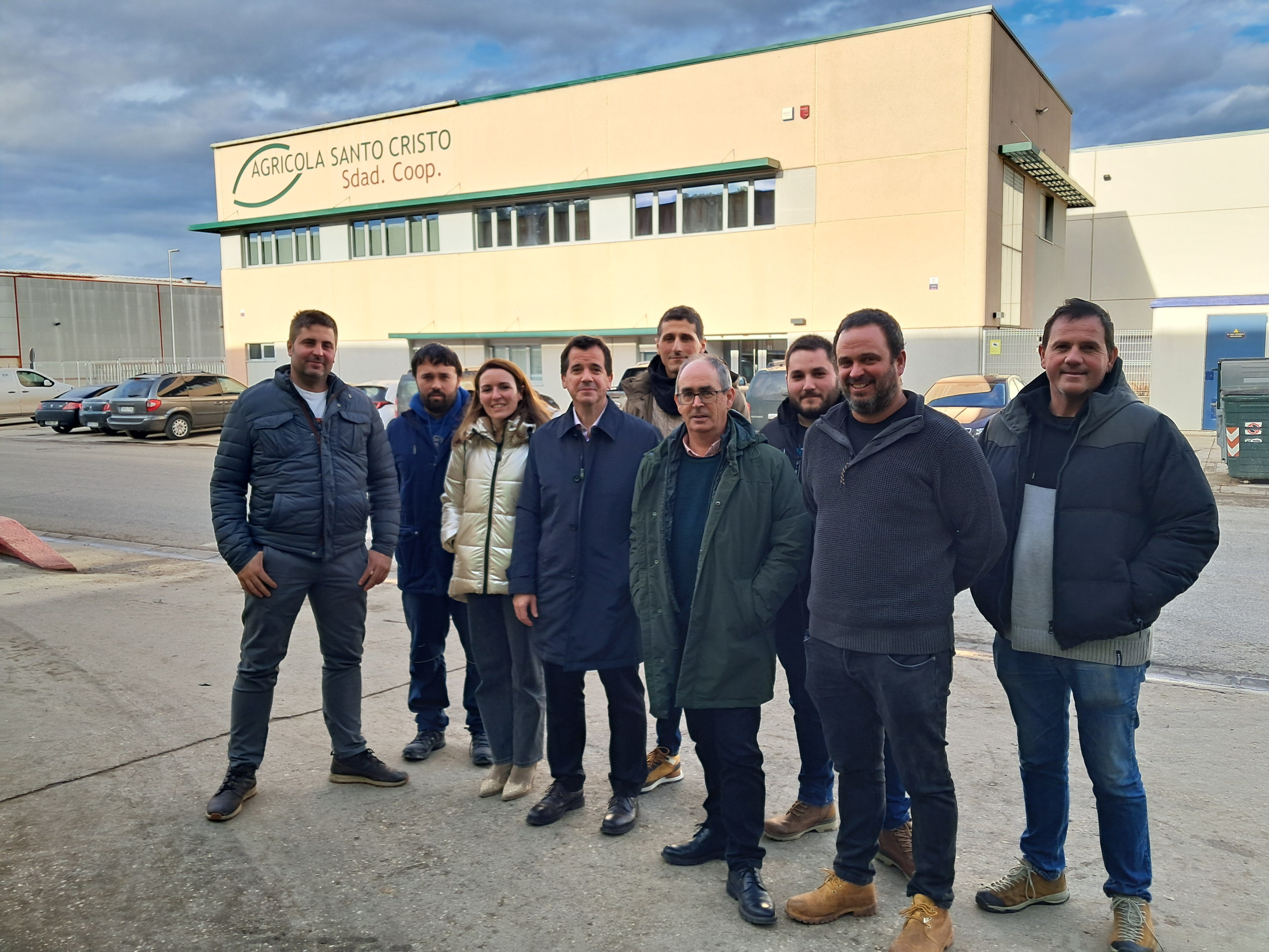 El consejero Irujo, junto a Nati Luqui, actual gerente de la cooperativa, el gerente saliente Pedro Ángel Redondo y una pequeña representación de sus socios. 