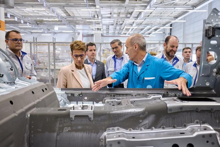 La Presidenta Chivite y el consejero Irujo visitan las instalaciones de Volkswagen en Landaben