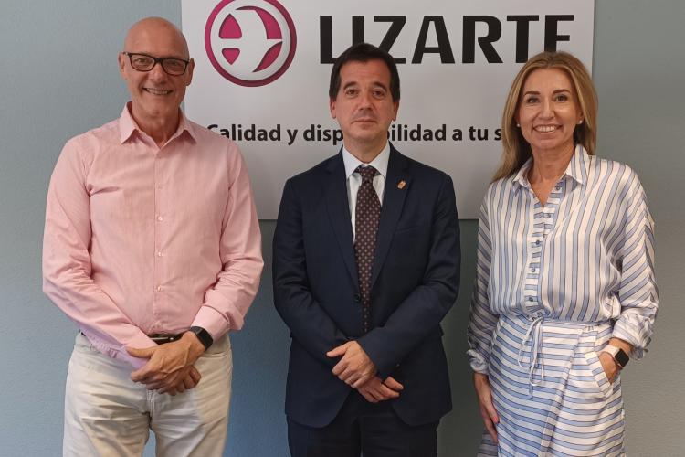 El consejero Irujo junto al propietario y CEO de Lizarte, Oscar Huarte, la directora general de la empresa, Laura Alba.