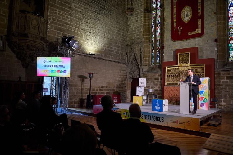 El consejero Irujo se dirige al público participante en el evento.