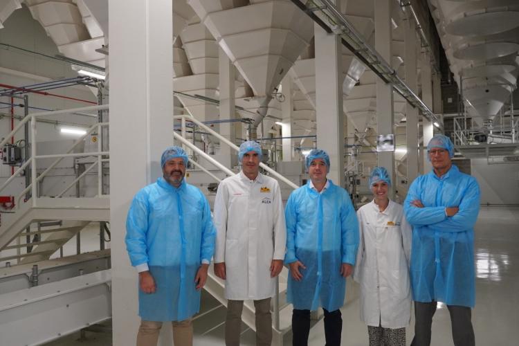 El consejero Irujo, en el centro, con el resto de participantes en la visita.