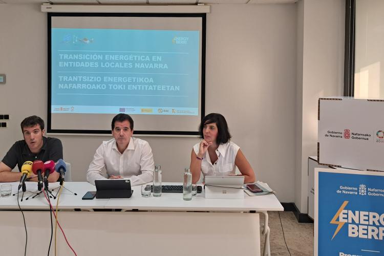 Xabier Alcuaz, el consejero Mikel Irujo y Uxue Itoiz, en la rueda de prensa ofrecida hoy