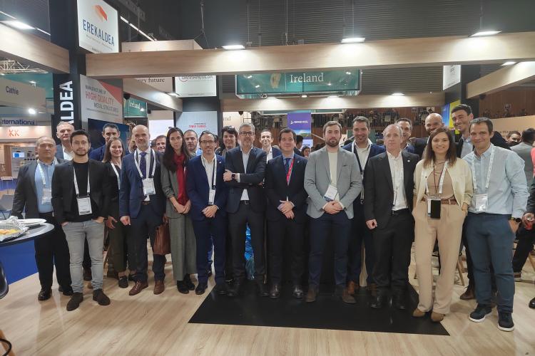 El consejero Irujo junto a representantes del sector eólico navarro durante el WindEurope. 