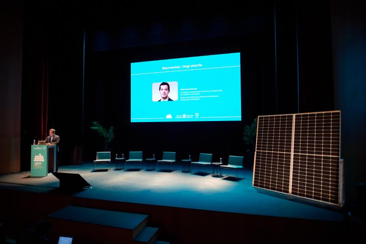 El consejero Irujo durante su intervención en el II Congreso Europeo de Comunidades Energéticas 
