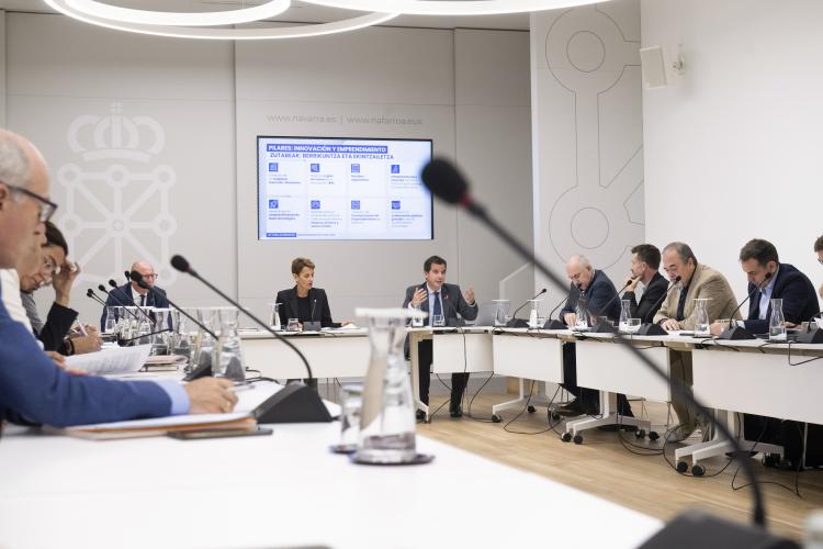 Sesión de la Mesa de la Industria, presidida por la Presidenta Chivite.