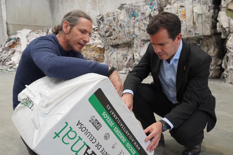 Julen Puncel, director de Producción y Operaciones de 'Aislanat', explica al consejero parte del proceso de trazabilidad y fabricación del aislante de celulosa.