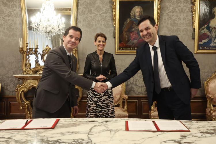 Firma del convenio entre el Ejecutivo foral y Nordex. Mikel Irujo y José Luis Blanco estrechan manos junto a María Chivite