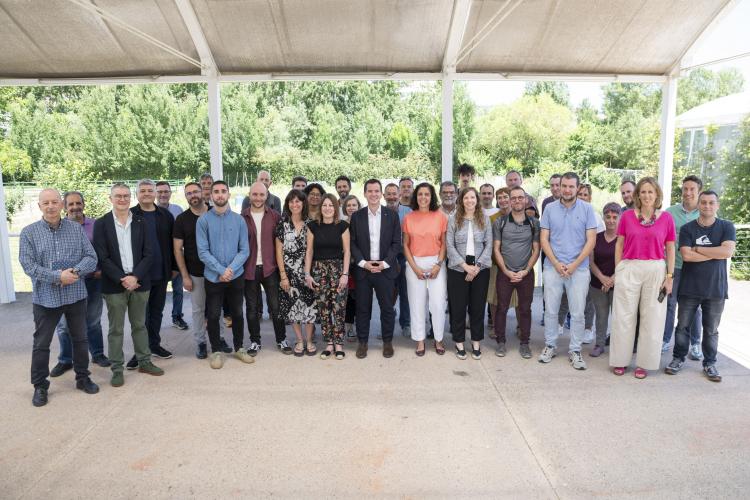 El consejero Irujo junto a los participantesen este evento de presentación.