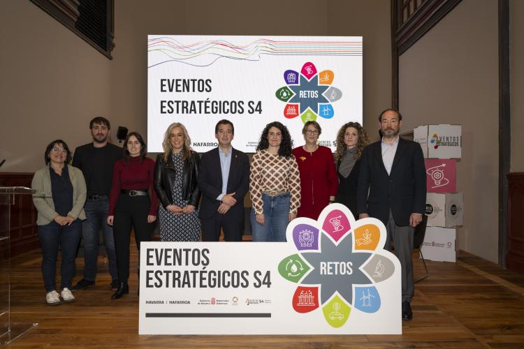 El consejero Irujo y la directora general Basterra, con participantes en el primer Evento Estratégico, Centrado en el Reto IDEA.