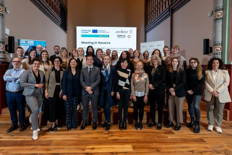 El consejero Irujo, junto a las y los representantes de las 9 regiones socias del proyecto y otras personas participantes de la jornada.