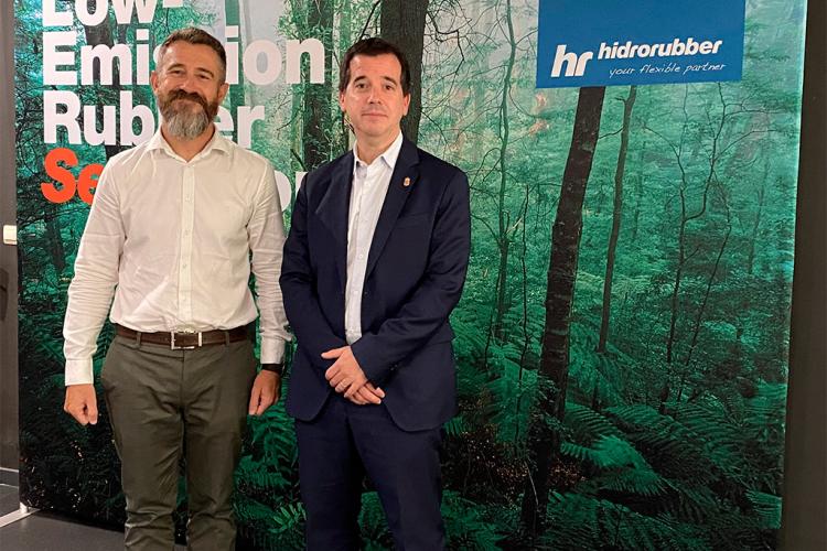 El consejero de Desarrollo Económico y Empresarial, Mikel Irujo, junto al director general de Hidrorubber, Jon Angulo