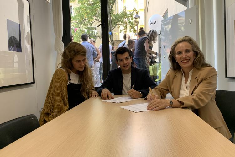 La gerente de AJE Navarra, Adriana Eransus; el presidente de AJE Navarra, Alberto Alonso, y la directora general de Política de Empresa, Proyección Internacional y Trabajo, Izaskun Goñi.