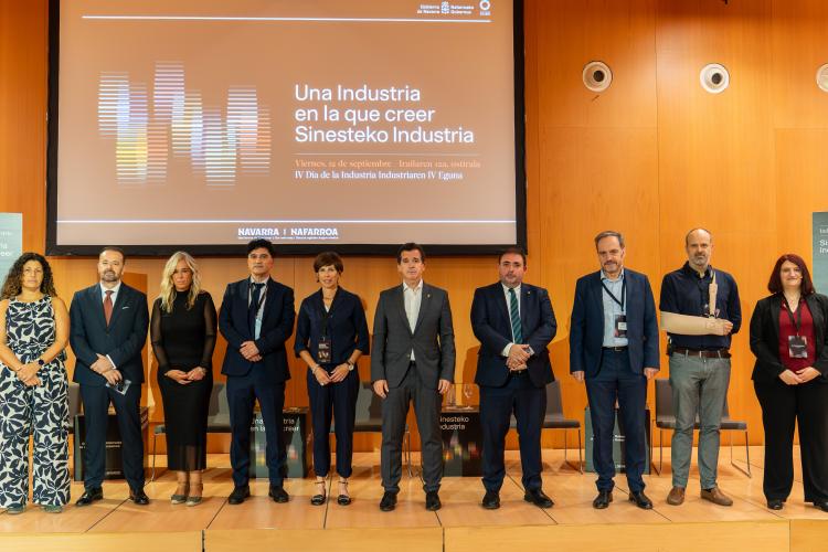 De izquierda a derecha: Montse Guerrero (SODENA); Iñigo Arruti (director general de Industria); Garbiñe Basterra (directora general de Transición Energética, I+D Empresarial y Emprendimiento; José Manuel González Sesma (MTorres); Monica Carotta (capración de inversiones en Trentino, Italia); el consejero Irujo; el presidente del Parlamento, Unai Hualde; Juanje Alberdi, (Azkoyen); Diego Nuñez, (Madergia) y Ana Ceniceros, (LEV2050).
