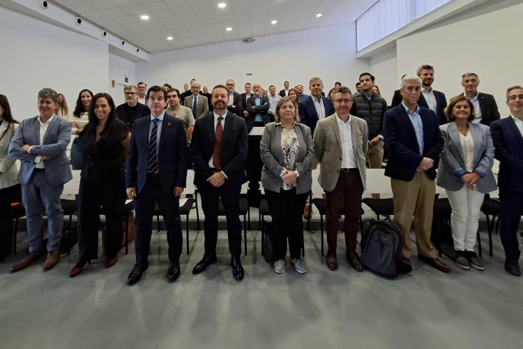 El consejero Irujo junto al director general de Fomento Empresarial e Infraestructuras, Iñigo Arruti; Isabel Pérez, directora de Ciencia, Tecnología e Innovación de la Agencia Espacial Española; representantes de Laseme y de las empresas del sector. 