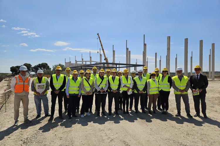 En el centro, el consejero Irujo, junto al resto de participantes en la visita