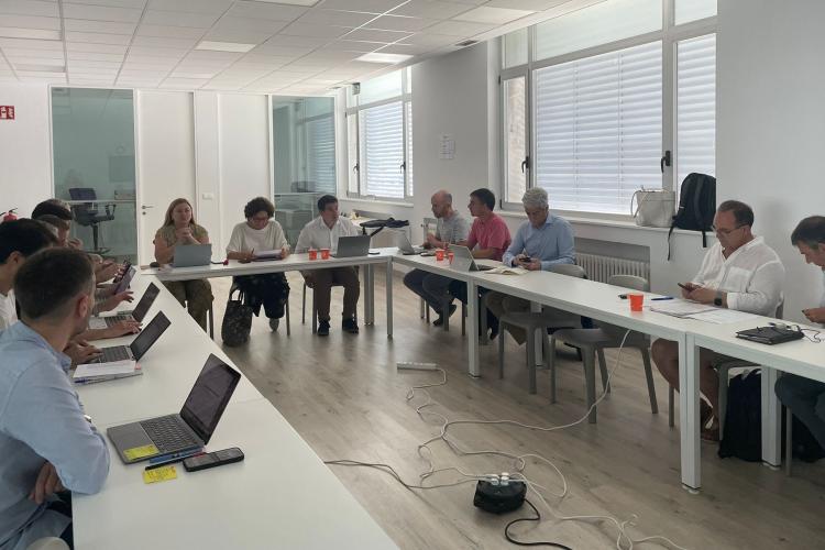 En la reunión, el grupo de trabajo presentó el análisis y evaluación de la situación actual, el plan de trabajo y recolocación de las personas trabajadoras tras el impacto del cierre de la empresa Sunsundegui